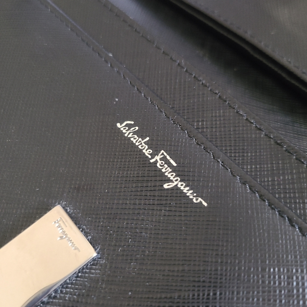 ❤️‍🔥Salvatore Ferragamo Gancini Continental Wallet❤️‍🔥 - Picture 8 of 12